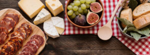 Cómo combinar quesos y embutidos para crear la tabla perfecta